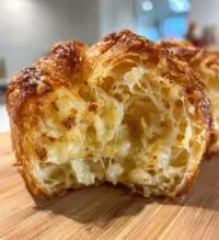 cheesy garlic cruffin